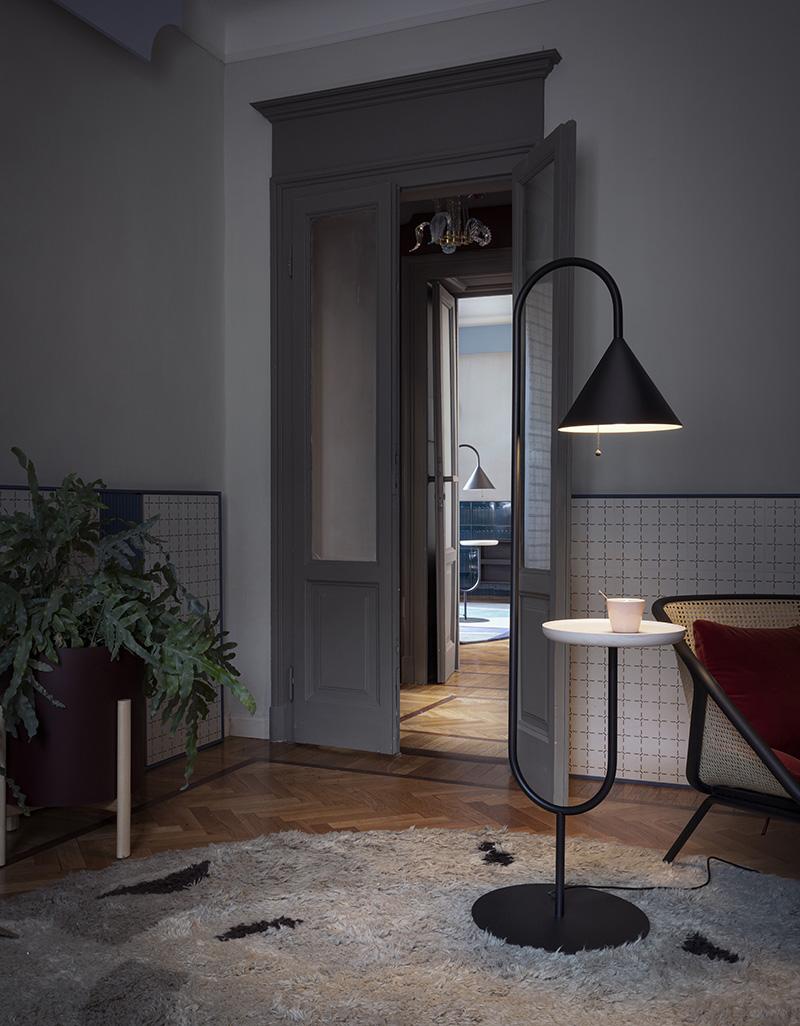 MINIFORMS lampada da terra OZZ con mensola portaoggetti